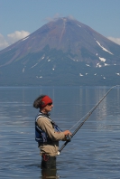 Non je ne pêche pas le saumon du lac Kouril, bien qu&lsquo;il soit présent en très grand nombre à cette époque de l&lsquo;année. Au bout de ma ligne un ballon dirigeable gonflé à l&lsquo;hélium, 140 kg en suspension dans l&lsquo;air..!