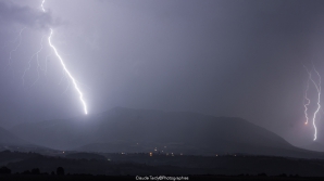 Paysages du Trièves, orage nocturne Isère 38 à D coup de foudre double qui tombe vers le Mont Aiguille et une grosse foudre ramifiè qui s&lsquo;abat sur la montagne du Platary.
