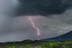 Paysages du Trièves. Orage de début de saison le 04/05/2018, on voit encore la neige sur les pentes de l&lsquo;Obiou, belle foudre négative bien ramifié.