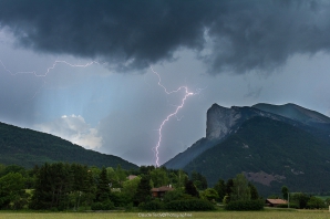 Le 20/06/2018 orage à Lus la Croix Haute 26 dans le vallon de la Jarjatte, foudre négatifive ramifié.
