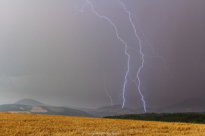 Paysages du Trièves, le 02/08/2018 Orage dans le Trièves Isère 38. Venu du Dévoluy par un flux d&lsquo;Est. Rapidement envahit par les précipitations puis noyé dans une épaisse nébulosité, j&lsquo;insiste et j&lsquo;ai bien fait, les foudres sont là, ramifiées et multiples.