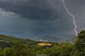 Le 05/08/2018 dans un flux d&lsquo;Est ce front orageux venu d&lsquo;Embrun arrive sur Gap Hautes Alpes 05 avec ses premières foudres les plus puissantes.