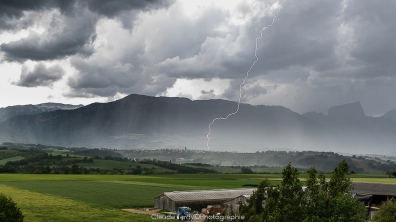 Paysages du Trièves, photographie prise depuis le village de Prébois. Orage du 4 Juin 2021. Idéalement placé face à la plaine de Prébois avec vue sur le Mont Aiguille, la foudre s&lsquo;abat non loin de Monestier du Percy.