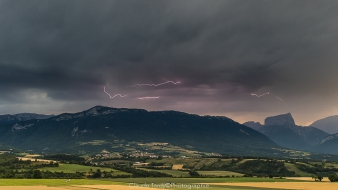 Paysages du Trièves, orage du 10 Juillet 2021. Dans la plaine de Prébois, au premier plan un planeur a probablement atterit en urgence, voyant l&lsquo;orage menaçant arriver par le Diois. Photographie 1