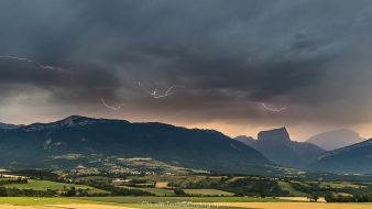 Paysages du Trièves, orage du 10 Juillet 2021. Dans la plaine de Prébois, au premier plan un planeur a probablement atterit en urgence, voyant l&lsquo;orage menaçant arriver par le Diois. Photographie 2