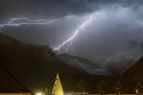 Orage du 30 Juillet 2021. Photographie prise à Corps 38, la foudre se déchaîne dans le vallon de la Sallette fallavaux.