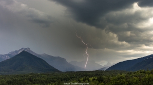 Paysages du Trièves, orage le 16/08/2016. Photographie de la vallée de Tréminis foudroyer. Le Ménil à G, le Grand Ferrand derrière.