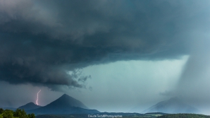 Paysages du Trièves, orage à Tréminis. La convection s&lsquo;organise au dessus de cette montagne pointue, Le Ménil.