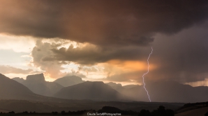 Paysages du Trièves, orage le 20/07/2013. Photographie du Mont Aiguille et foudre en lumière du soir.