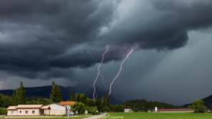 Orage dans le sud des Hautes Alpes 05 à Savournon. Impacts multiples et ramifiés