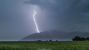 Orage dans le Trièves Isère 38. La montagne du Sénépy foudroyé photo prise depuis St Jean d&lsquo;hérans